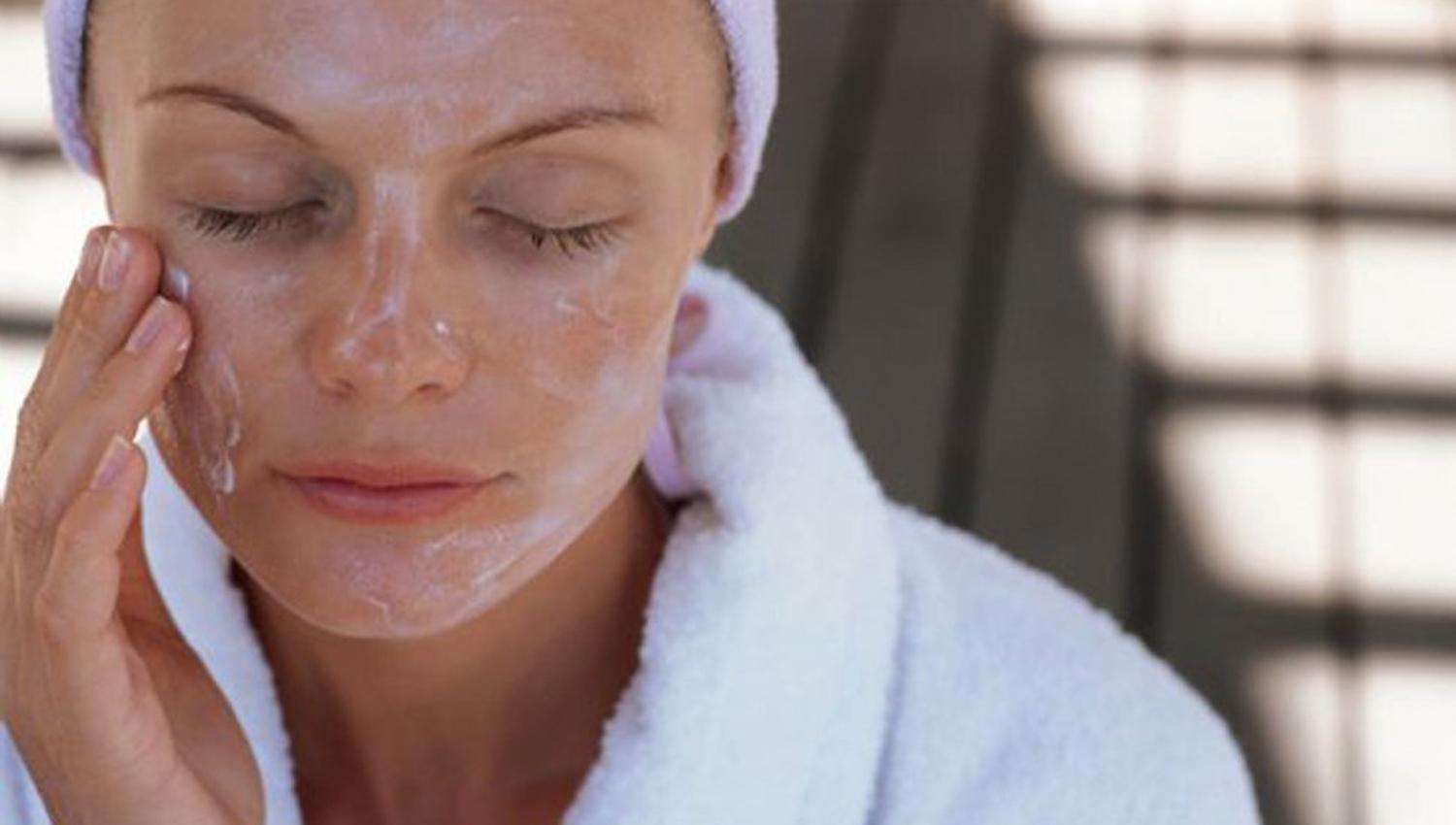 Güneş Kremi Nasıl Temizlenir? Cilde Zarar Verir mi?